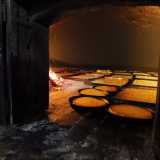 Non resta ora che scrutare all�interno del forno, l� dove sono presenti numerose teglie, tra cui alcune che contengono i famosi picciuatidde, ovvero dei piccoli taralli. Occupano per� solo una parte dello spazio disponibile grande in tutto 20 metri quadri